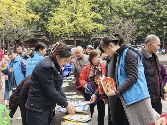 宣傳消防安全知識。龍溪街道辦事處供圖