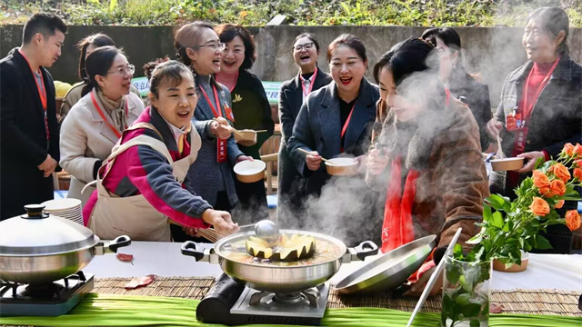 代表委員沉浸式體驗。開州區(qū)趙家街道辦事處供圖