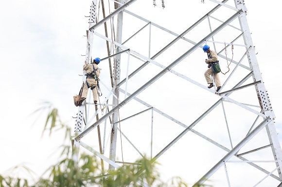 國網(wǎng)重慶大足供電公司員工正在組立智鳳220千伏輸變電工程N(yùn)A16鐵塔塔身。通訊員 羅永恒 攝