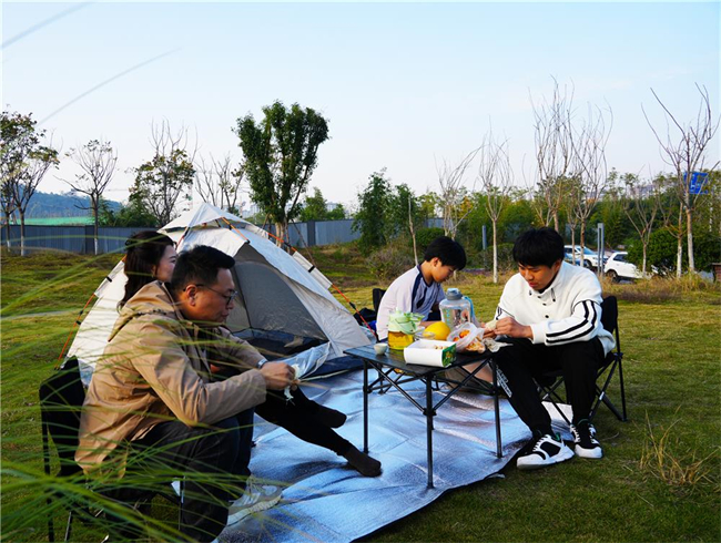 赤牛溪濕地公園，市民在露營休憩。梁平區(qū)融媒體中心記者 高柔 攝