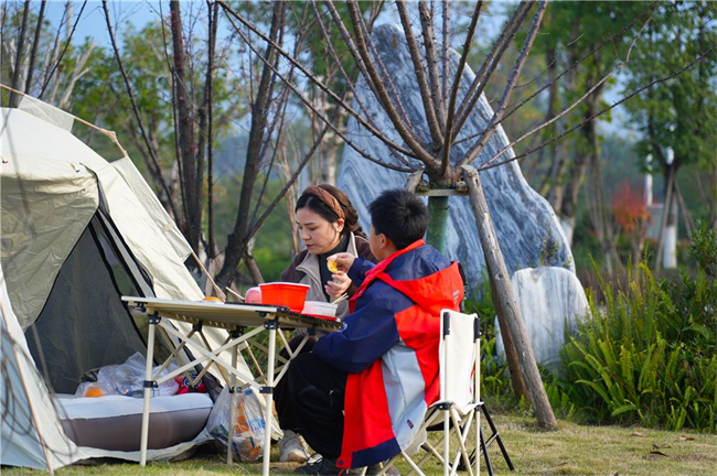 赤牛溪濕地公園，市民在品嘗美食。梁平區(qū)融媒體中心記者 高柔 攝