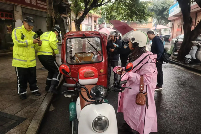 民警向群眾宣傳講解低速電動車賦碼相關(guān)政策。銅梁區(qū)融媒體中心供圖