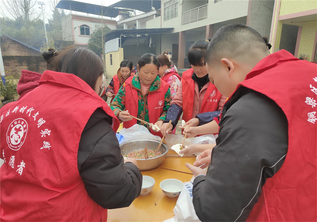 一起包餃子。銅梁區(qū)融媒體中心供圖