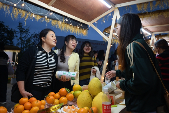 北碚区在“村BA”活动现场展销农特优产品。通讯员 代宇航 摄