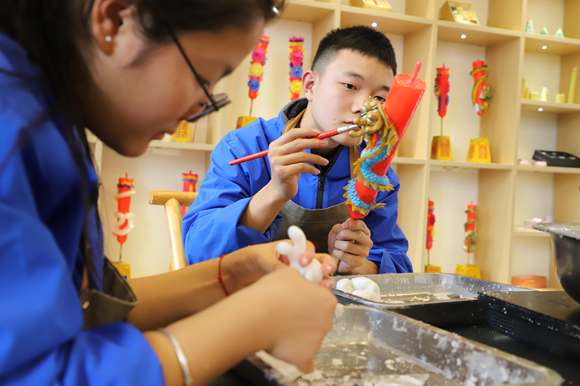 学生正学习龙凤花烛制作技艺。秀山县委宣传部供图 华龙网发