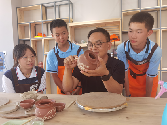 學(xué)生正學(xué)習(xí)陶藝制作技藝。秀山縣委宣傳部供圖 華龍網(wǎng)發(fā)