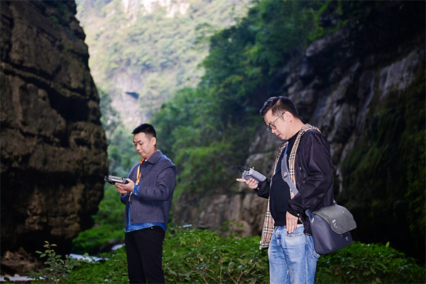 达人在天生三桥取景拍摄。熊桂伟 摄