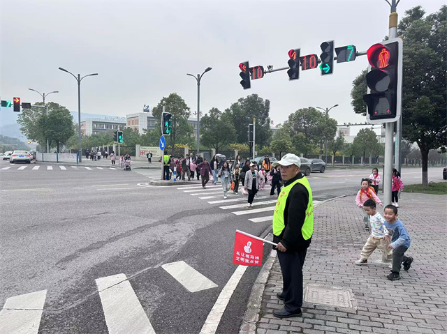 志愿者在琏珠校门值守。郭家沱街道供图 华龙网发