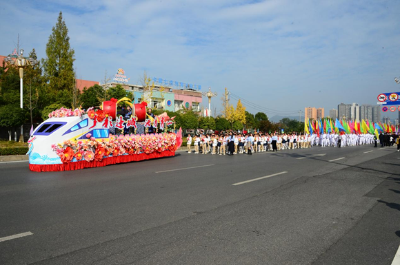 一輛以高鐵為靈感設(shè)計的巡游花車。魯詩勤 攝