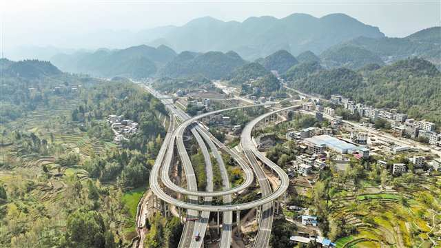 A bird’s view of the nearly completed Tongxi Interchange of Chongqing-Hunan Double-line Expressway in Tonggu Town, Youyang County on November 5 (Photographed by Qiu Hongbin / Visual Chongqing)