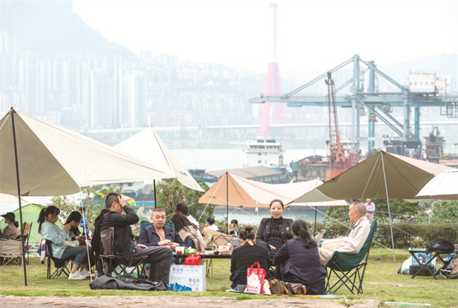 江南集裝箱碼頭附近，露營、享受親水生活的市民不少。萬州時報記者 冉孟軍 攝