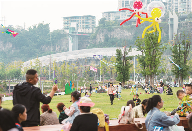 望江公園，市民攜家人、朋友歡度周末。萬州時報記者 冉孟軍 攝