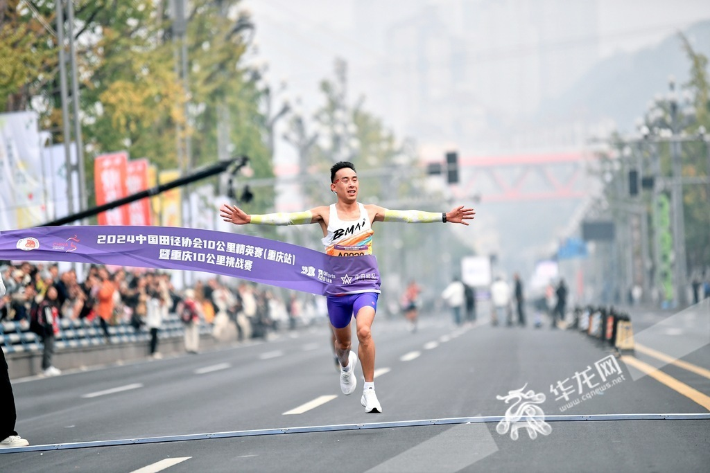 The men’s champion crosses the finish line