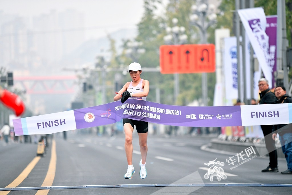 The women's champion crosses the finish line