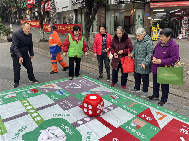 居民群眾參與現(xiàn)場垃圾分類趣味游戲。大竹林街道供圖 第1眼TV-華龍網(wǎng)發(fā)