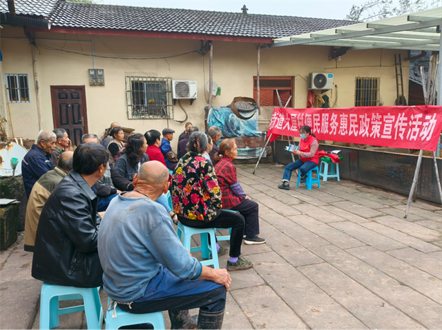 工作人員為群眾講解惠民政策。王家街道辦事處供圖 