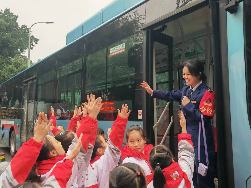 車廂變“課堂”，學生們了解乘車安全知識。重慶兩江公交供圖