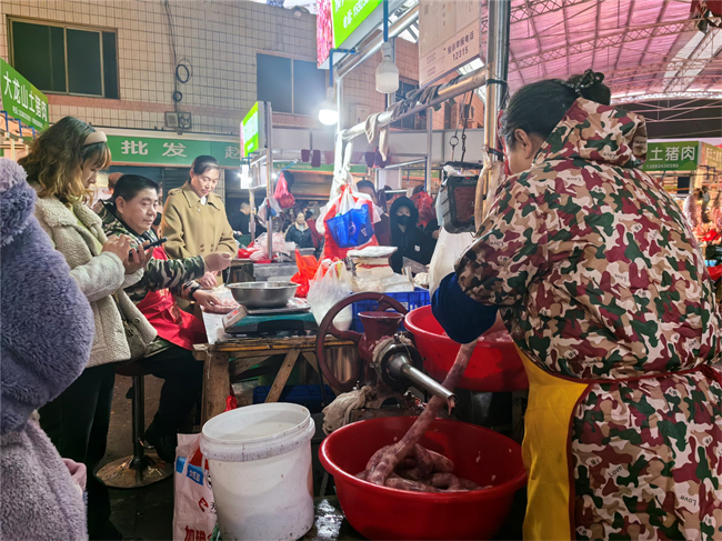 市民已經(jīng)著手準(zhǔn)備香腸、臘肉等年貨。銅梁區(qū)融媒體中心供圖