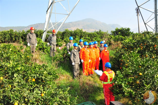 全力以赴保障度冬期間電網(wǎng)安全穩(wěn)定運(yùn)行。奉節(jié)縣融媒體中心供圖