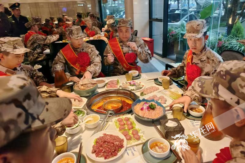 The Chongqing Military Supply Station offered Chongqing hot pots to the recruits who were going to change trains at Chongqingbei Station.