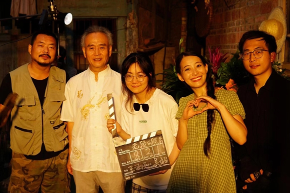 王涵玉（中）与影片主演、摄影师的合影。受访者供图