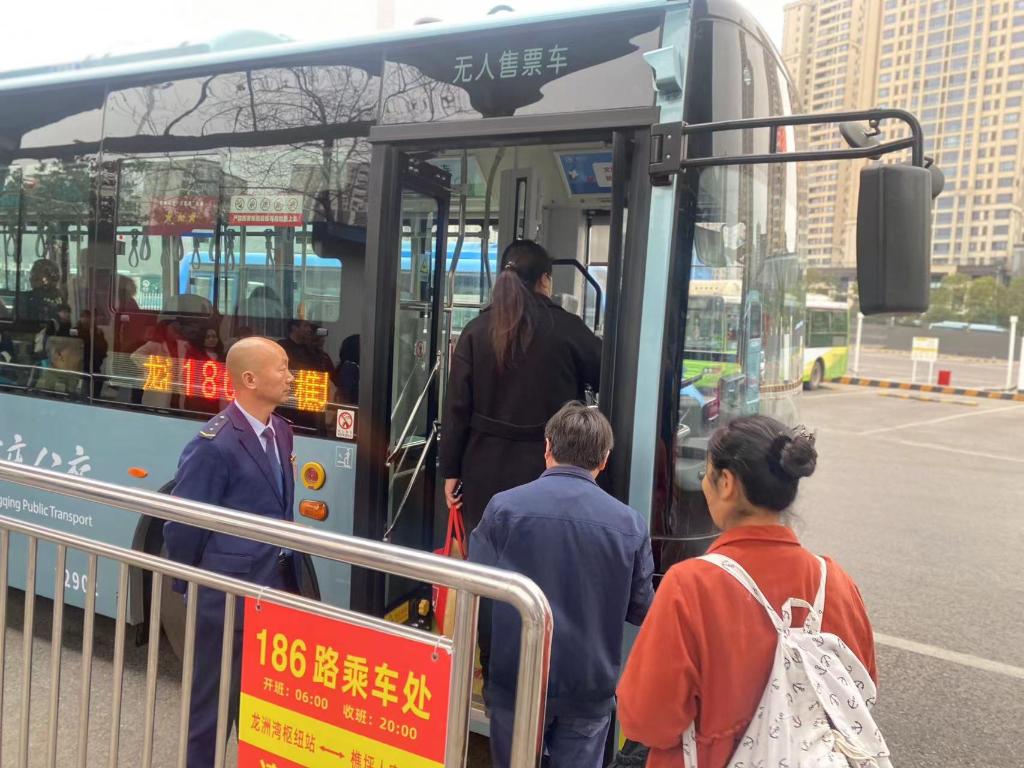 驾驶员引导乘客有序上车。重庆南部公交供图