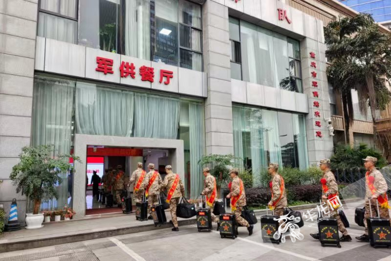 Chongqing warmly welcomed the recruits who were going to change trains at Chongqingbei Station.