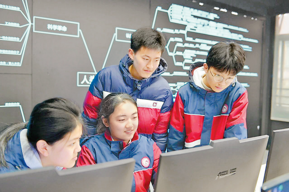 Huang Zhihan (second from left) is writing programs with his classmates. (Photo provided by Chongqing No.29 Middle School)