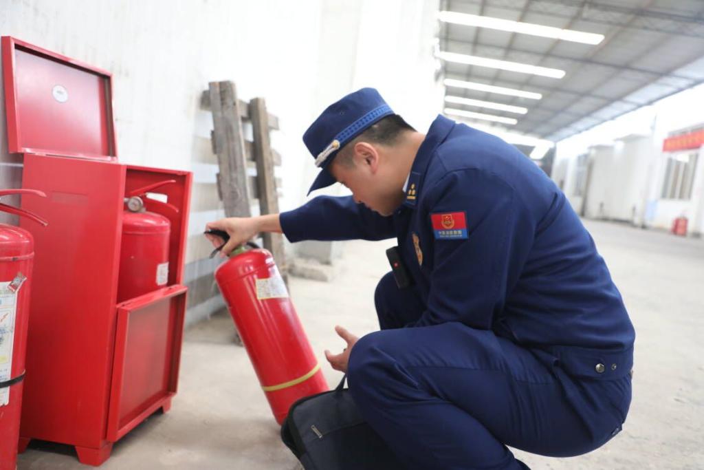 消防人员检查灭火器质量。江津区消防救援支队供图 华龙网发