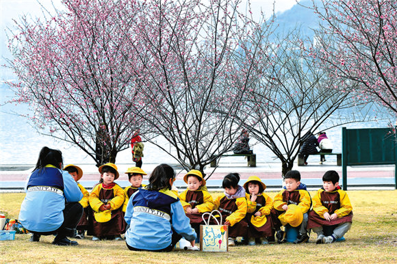 Visitors had fun on the banks of Hanfeng Lake in Kaizhou District. (Photographed by Zhu Shuling)