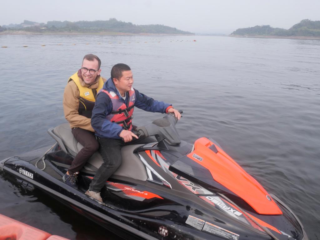 匈牙利媒体记者体验长寿湖摩托艇。实习生 王诗雨 摄