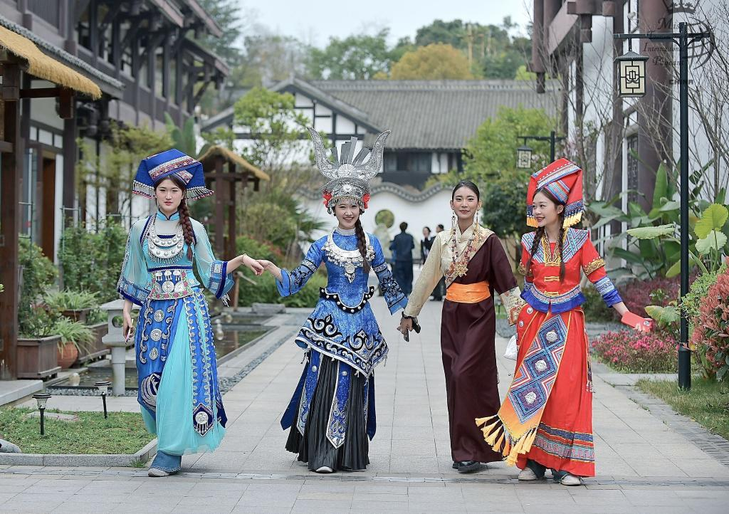 Miss Tourism girls visiting in Shuangjiang Ancient Town. (Photo provided by the sponsor)