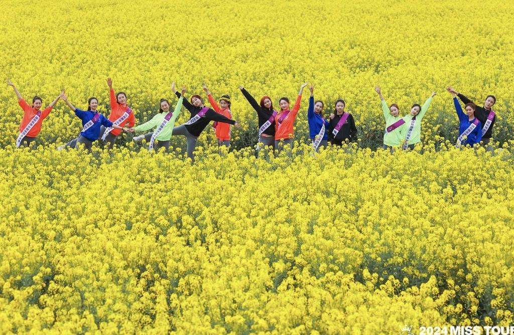 Contestants visiting the Rapeseed Flowers Scenic Area in Chen Tuan's Hometown in Chongkan. (Photo provided by the sponsor)