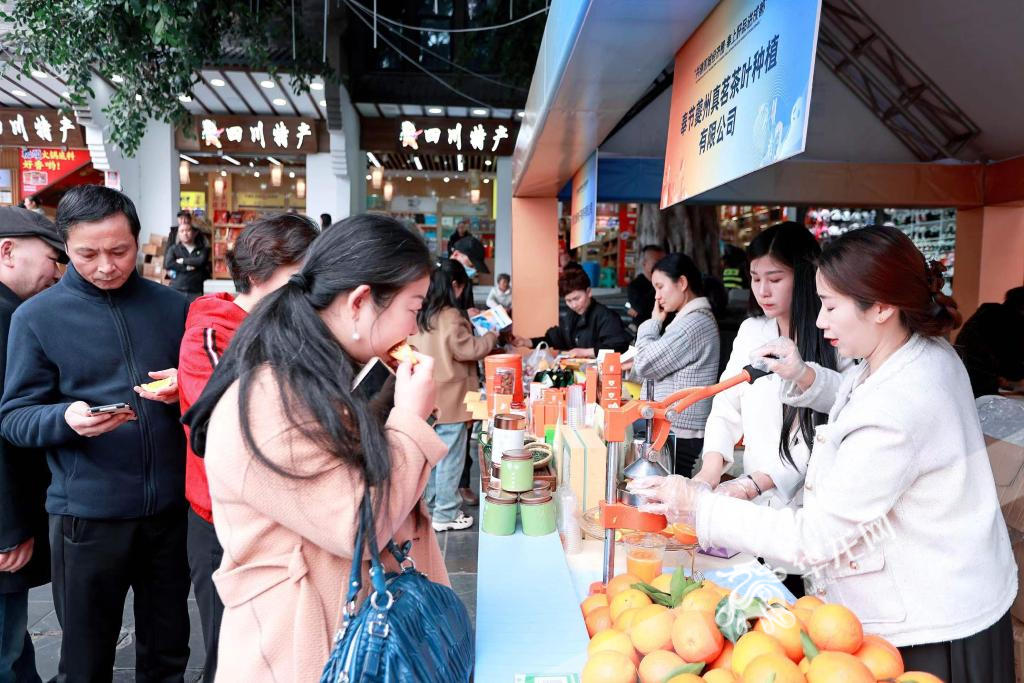 市民试吃奉节脐橙。华龙网记者 李黎 摄