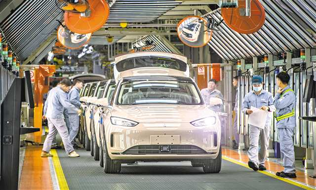 On the final production line at the workshop in SERES Liangjiang Intelligent Factory, the staff members checked the appearance and interior of the intelligent connected new energy vehicles. (Photographed by Zhang Jinghui / Visual Chongqing)