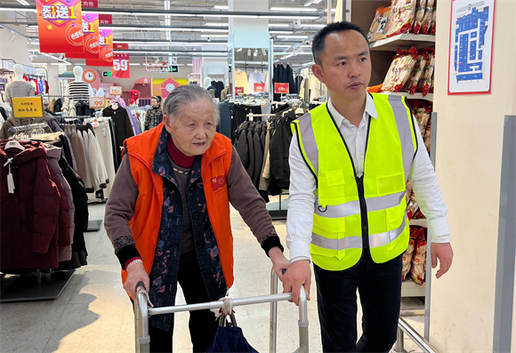 志愿者陪同老人逛超市。龙山街道办事处供图 华龙网发
