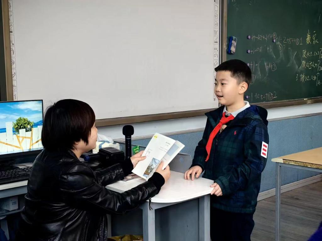 Huang Youzhi recited poems in front of his teacher on his own initiative. (Photo provided by the interviewee)