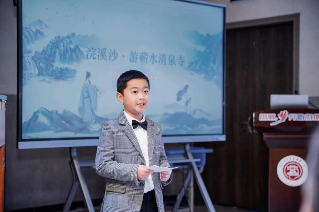 Huang Youzhi shares poems at his school. (Photo provided by the interviewee)