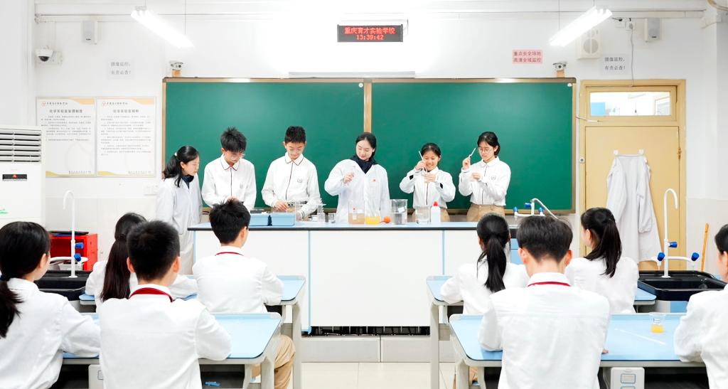 3、市自来水公司和尚山水厂化验员把小试验送到校园课堂。重庆水务集团供图