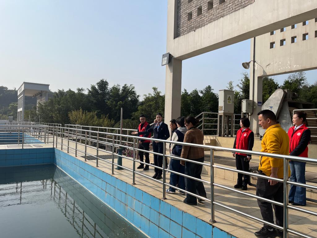 1、两江水务公司鱼嘴水厂，企业、居民代表进厂参观制水流程。两江水务供图