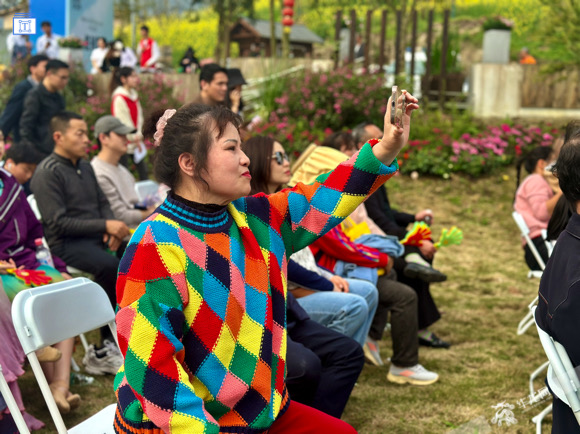 市民游客拿出手机记录美好时光。华龙网记者 王庆炼 摄