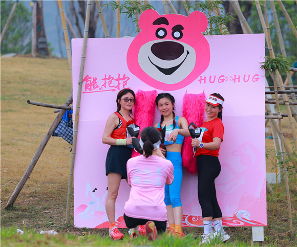 参赛选手在宁江渡公园打卡留影。 巫山县融媒体中心供图