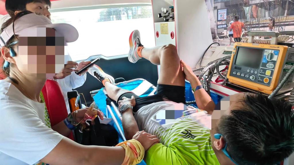 一名运动员赛后突发身体不适。重庆市急救医疗中心供图