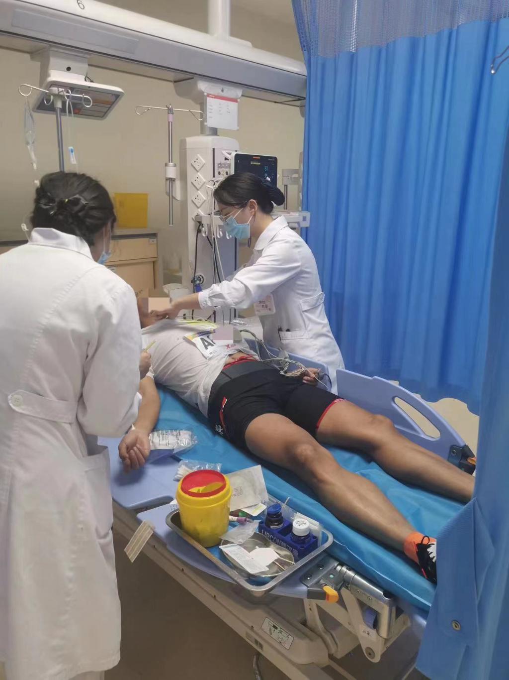 运动员接受救治。重庆市急救医疗中心供图