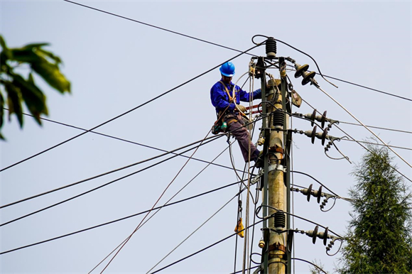 国网重庆开州供电公司员工在开州区岳溪镇，对10千伏岳善线进行升级改造。通讯员 安姚鑫 摄