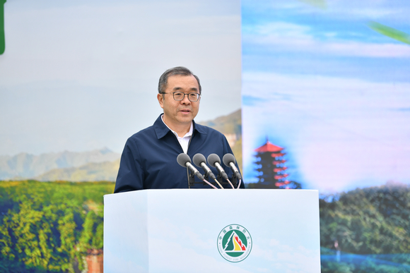 重庆市林业局党组书记、局长曹春华在2024重庆市森林防火集中宣传活动上讲话。 李一鸣 摄