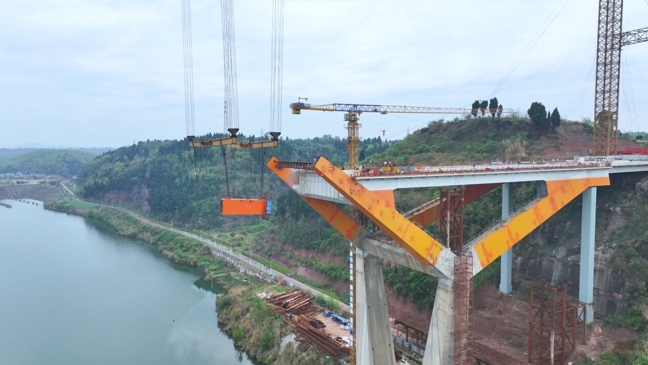 东升大桥正在进行首段钢箱拱吊装。潼南区委宣传部供图 华龙网发