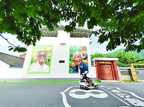 西安美院的师生在蔡家坡村绘制的壁画。光明日报记者 于园媛摄/光明图片