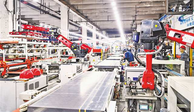 A busy scene on the intelligent production line of Chongqing Mexin Group located in Nan’an District on March 20, 2024
