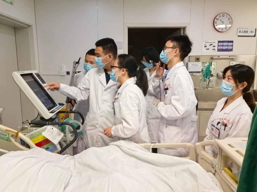 医生治疗中。医院供图